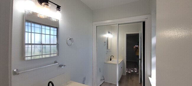 Building Photo - Gorgeous 3 bedroom/1.5 bath home with cove...