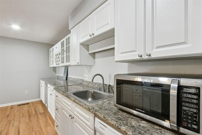 Building Photo - Charming 1BR Condo – Walk to the Beach! Fi...