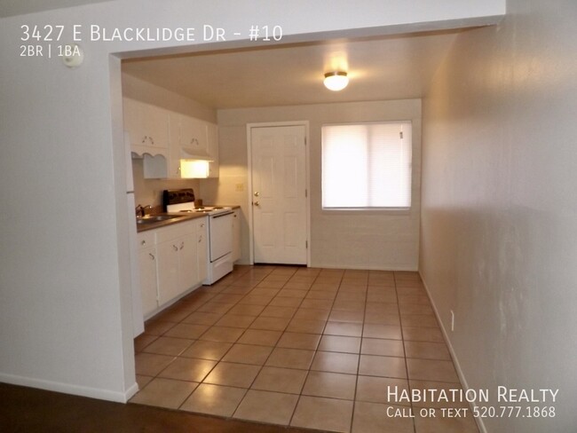 Building Photo - Lovely 2Bed/1Bath with a Community Pool in...