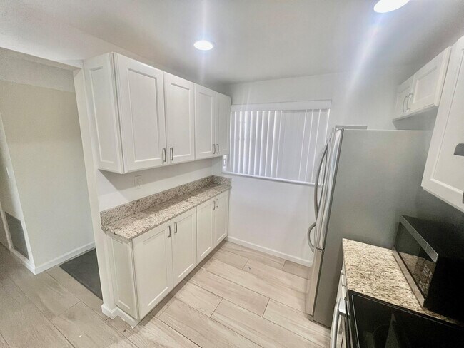 Building Photo - 1831 Sabal Palm Dr