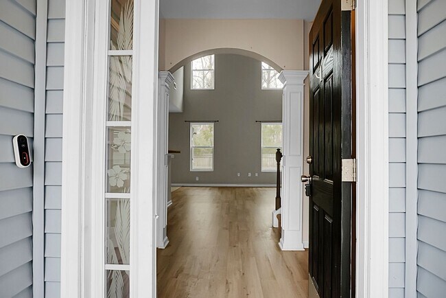 Building Photo - 3 bedrooms, 2.5 bathrooms  2-car garage in...