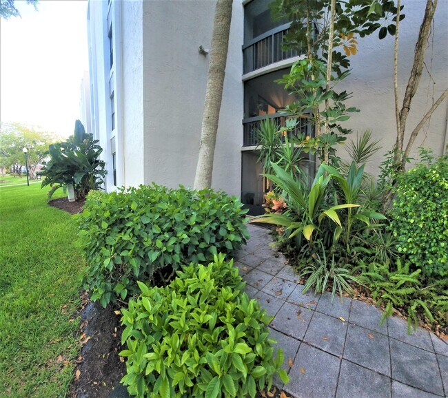 Building Photo - 2025 Lavers Cir
