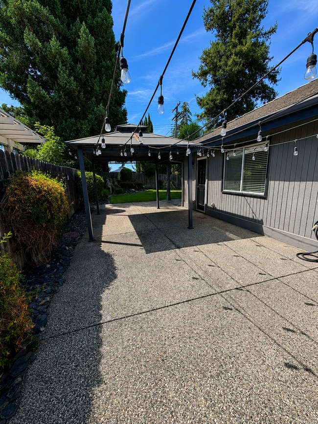 Building Photo - 8036 Glenbar Way