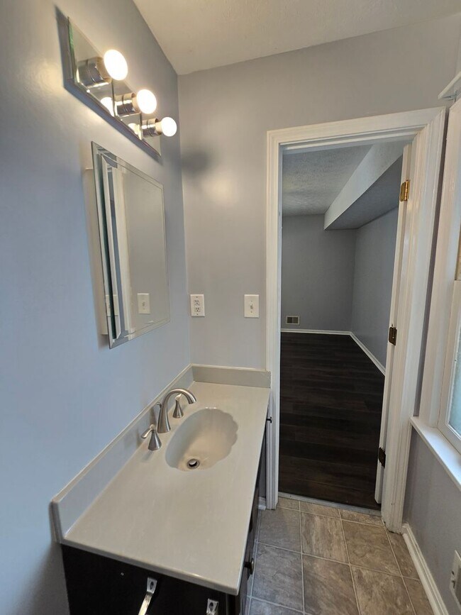 Building Photo - Brick Ranch in the heart of Jeffersontown! Featuring hardwood styled floors, 3 Bedrooms, 1.5 Bath...