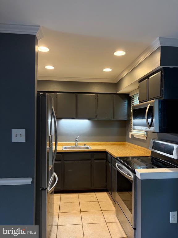 Building Photo - 6662 Ducketts Ln