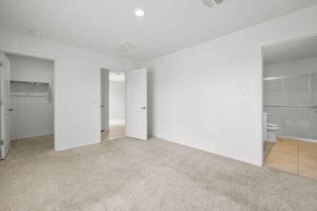 Building Photo - New home in Valencia Crossing!