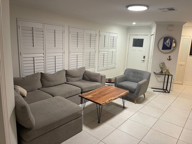 Building Photo - 1337 Center Ln