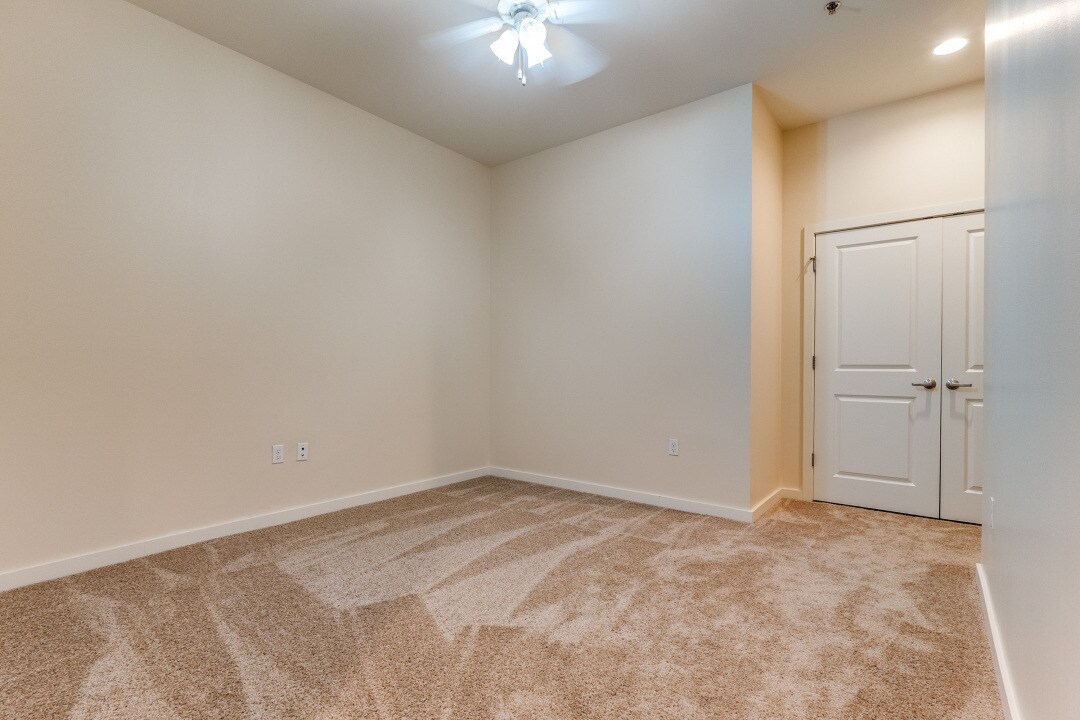 flexible third bedroom or home office/nursery - 1200 Main St