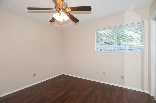 Building Photo - 1407 Click Cove
