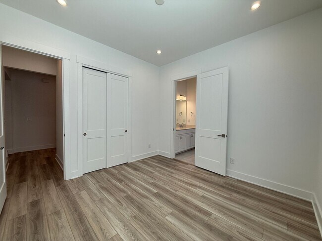 Building Photo - Beautiful 4 Bedroom Single Family Home