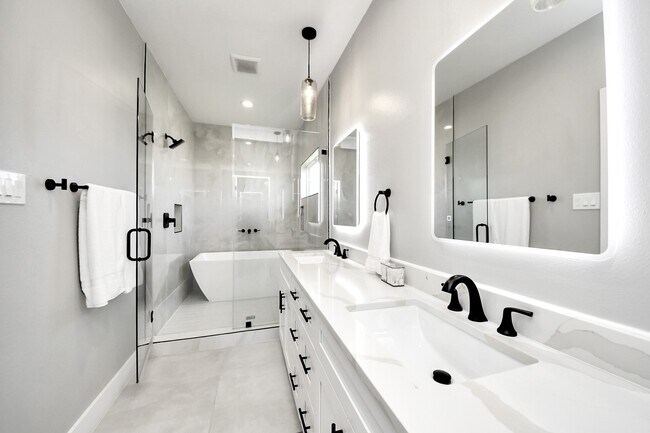 Building Photo - 410 E 41st St