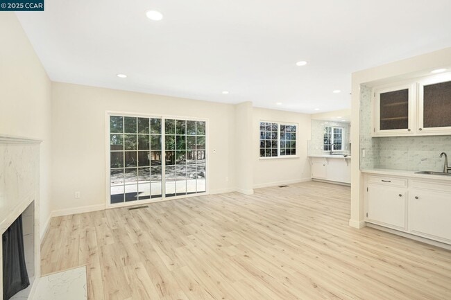 Building Photo - 1181 Sunlight Cir
