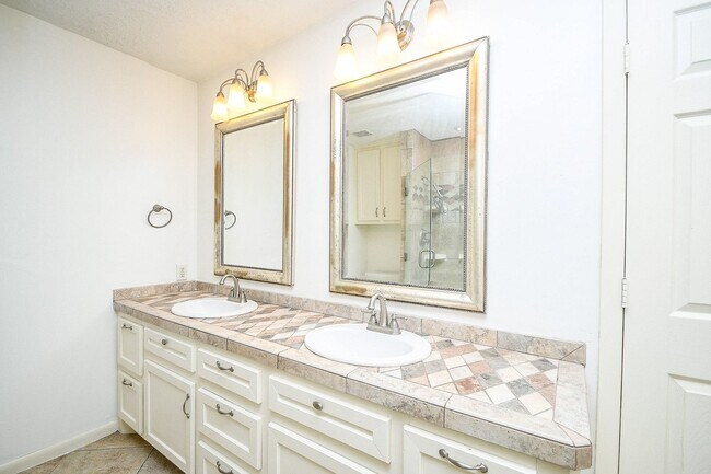 Building Photo - 6702 Spring Leaf Dr