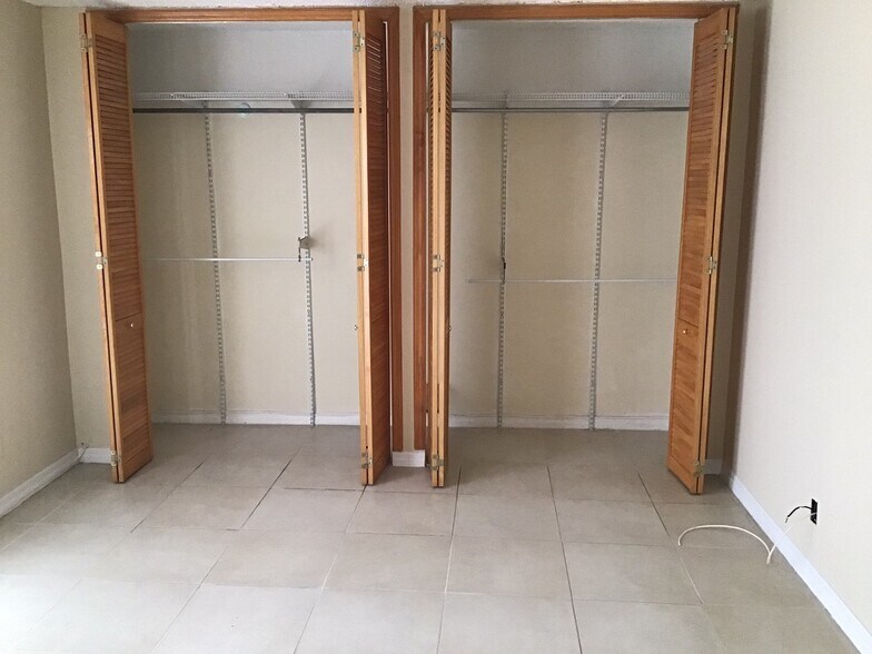 Building Photo - 1750 W 46th St