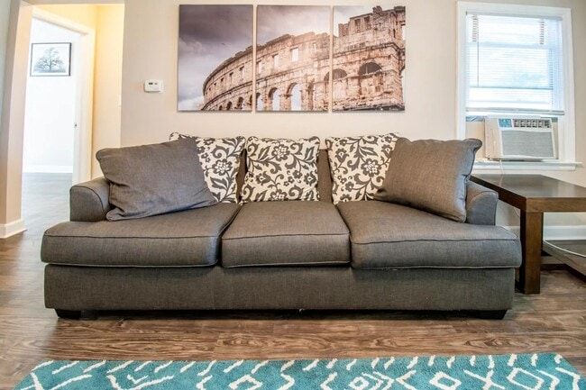Building Photo - Dundee Charm - 1 Bedroom Apartment Availab...