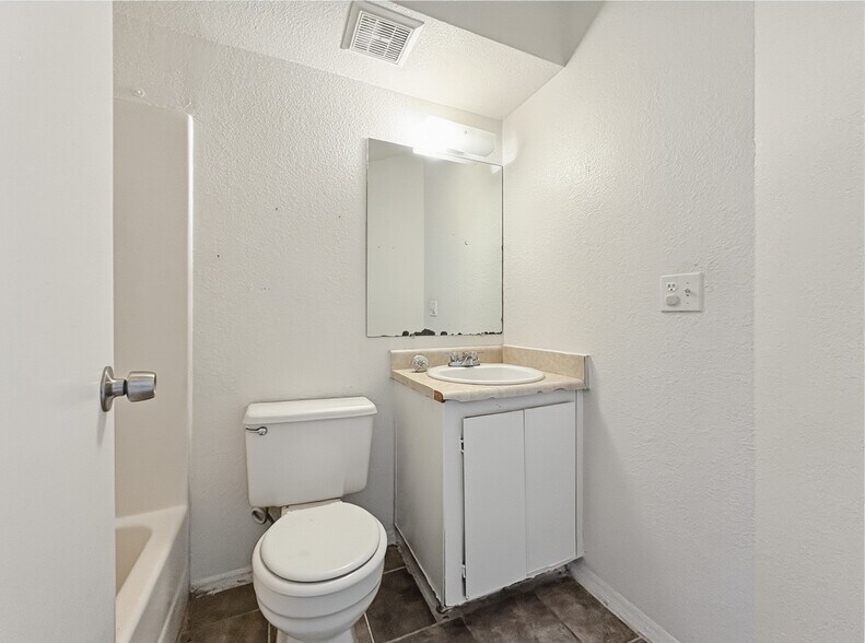 Building Photo - 10820 N 16th Ave