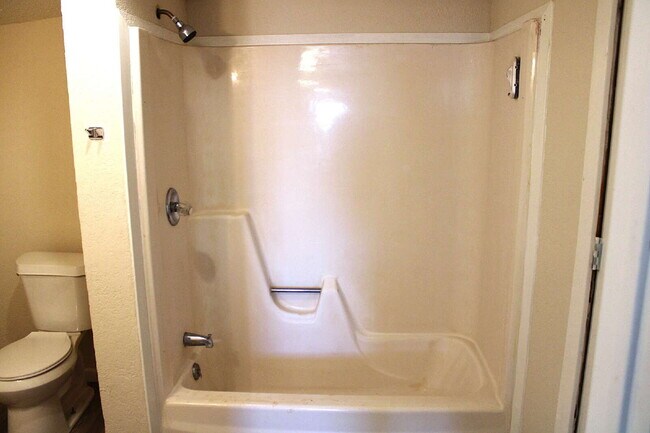 Building Photo - nicely remodeled 2/2 spacious home