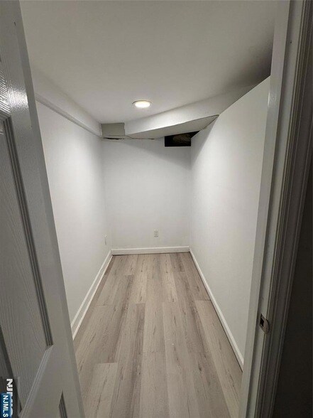 Building Photo - 2 Woodside Ave