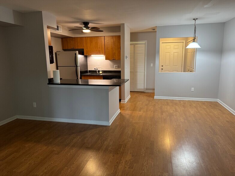 Building Photo - 2916 Davison Ave