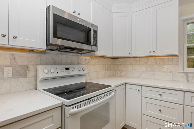 Building Photo - 17 Artic St