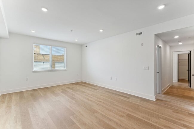 Interior Photo - 1419 W Grange Ave