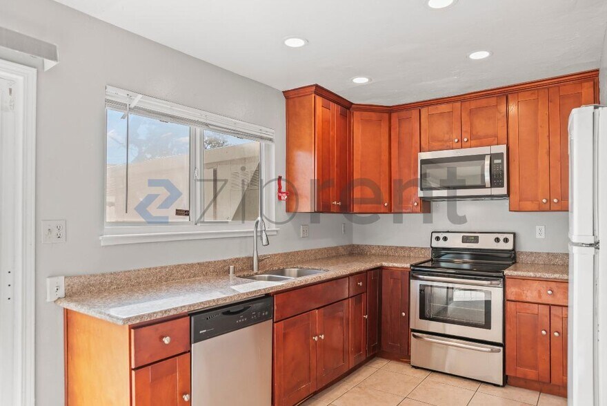 Building Photo - 38605 Royal Ann Common