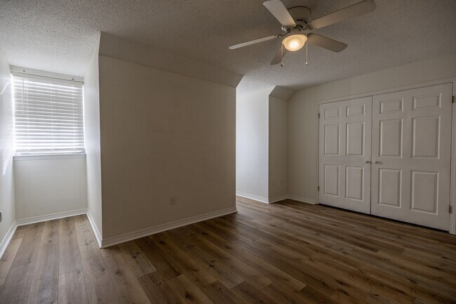 Building Photo - STUDENTS WELCOME! 3/2 Townhouse near USA! GATED! Students Welcome!