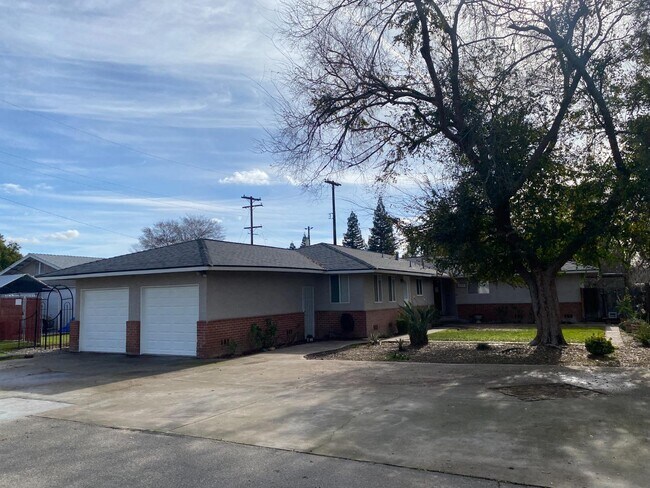 Primary Photo - 139 W Santa Ana Ave