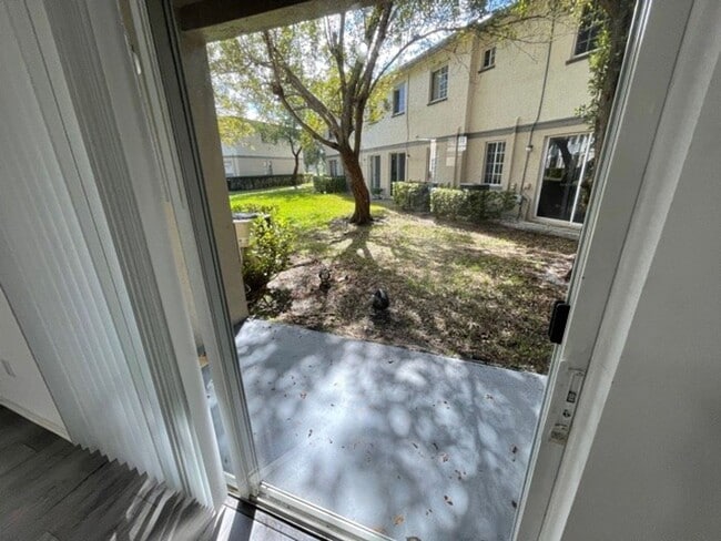 Building Photo - Spacious 2 Bed 2 Bath Condo in Gated Marsh Harbour