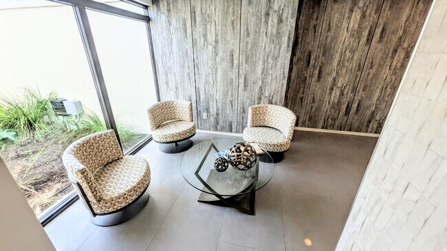 Building Photo - Annual UNfurnished Siesta Key Gulf front 2/2 condo with water views!