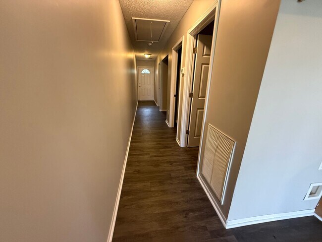 Building Photo - Cozy 2 Bedroom Garden Apartment