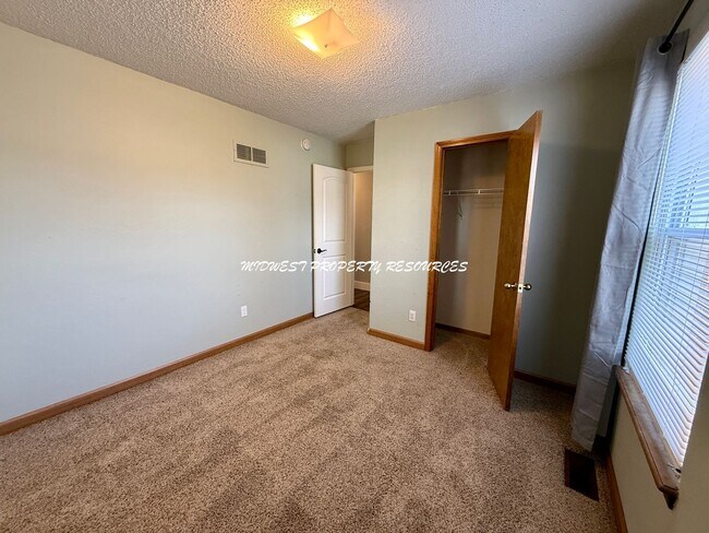 Building Photo - Spacious 4 Bedroom, 2 Bath Home for Lease in Lee's Summit, MO