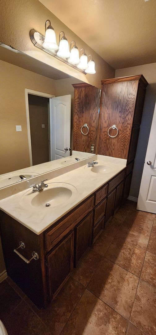 Building Photo - Beautiful 3 Bed, 2 Bath Duplex in Clear Creek Area - Viewable Now