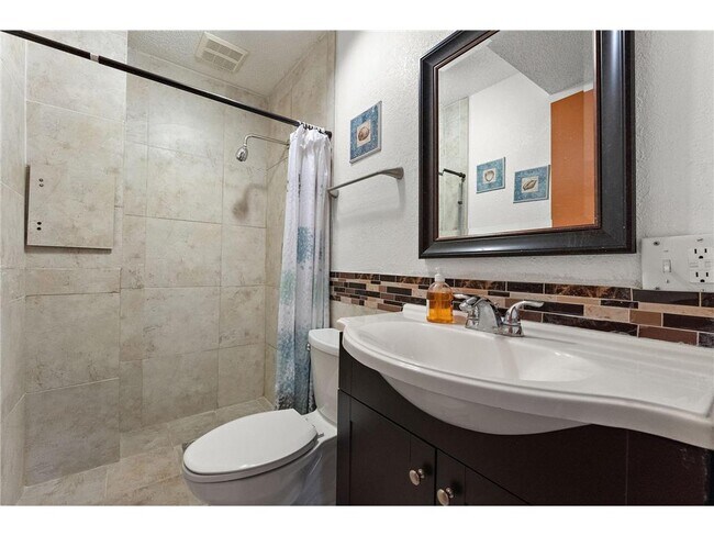 Building Photo - 13753 Glenhurst Ave