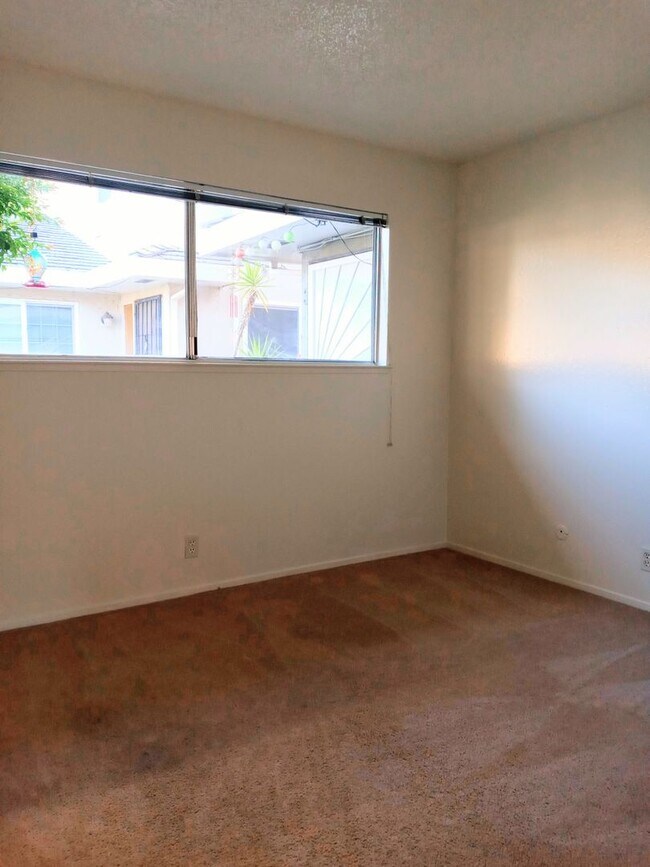 Building Photo - Ground Floor 2bd Condo With On-site Laundr...