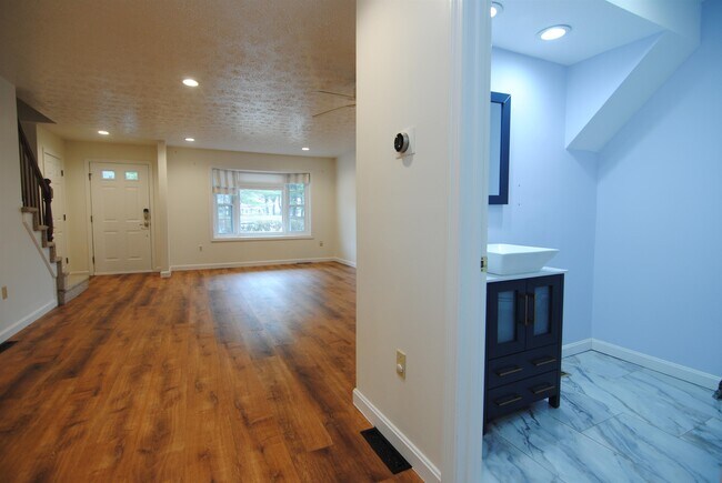 Building Photo - 5 Cadogan Way