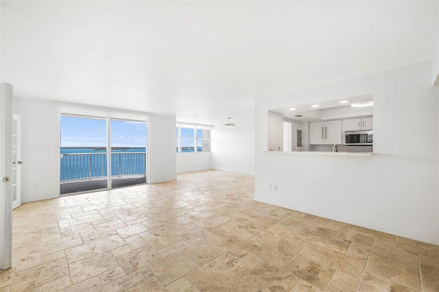 Building Photo - 1420 Brickell Bay Dr