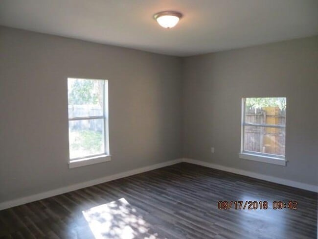 Building Photo - Updated 2 Bedroom!