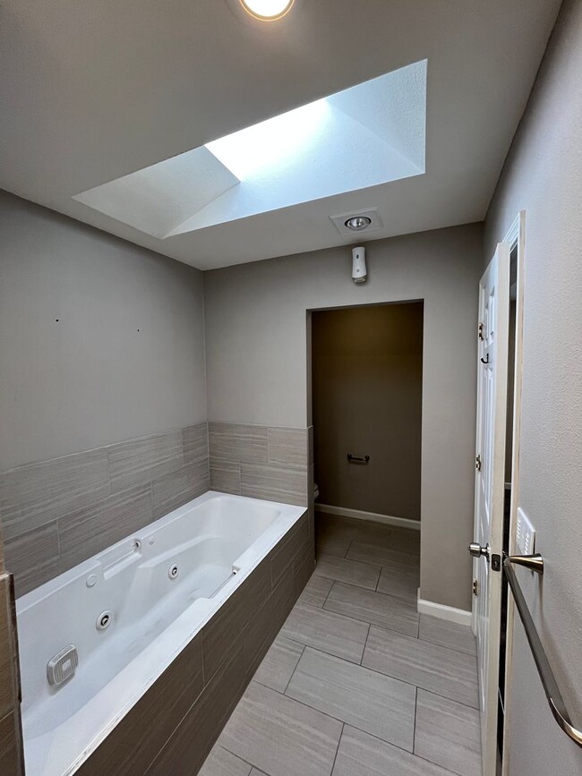 Building Photo - 4014 Wooster Dr