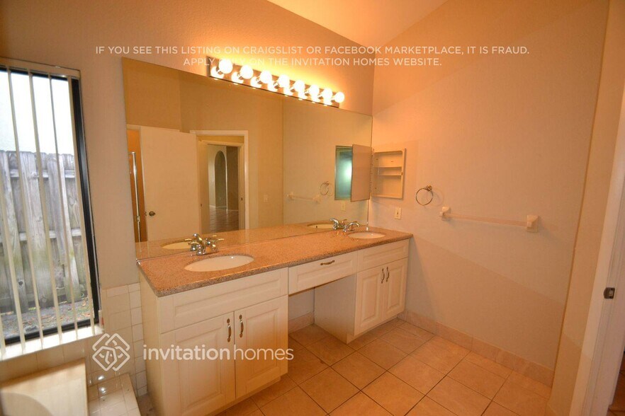 Building Photo - 11571 Waterford Ct