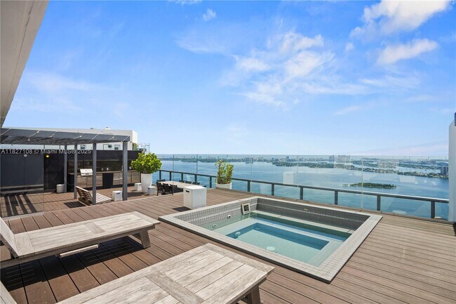 Primary Photo - 650 NE 32nd St