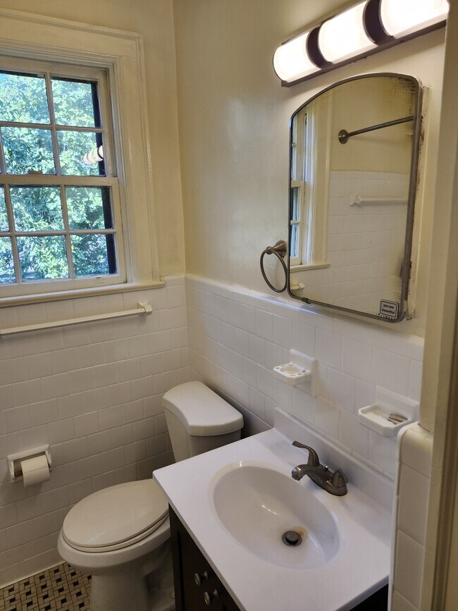 Building Photo - 1032 Felder Ave