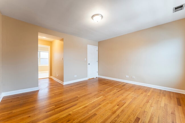 Building Photo - 6417 N Damen Ave