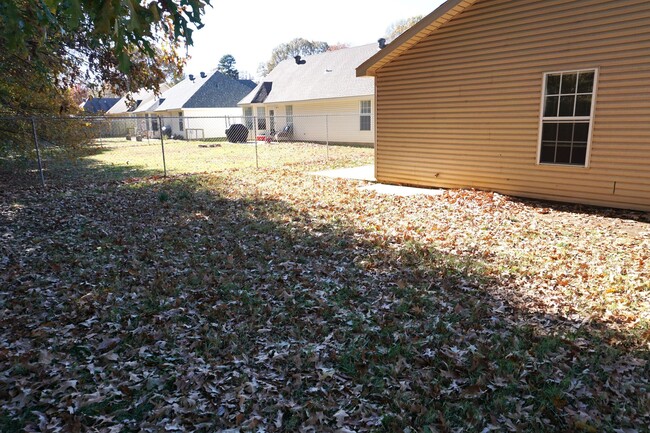 Building Photo - 3 Bedroom, 2 bath w/ fenced in backyard