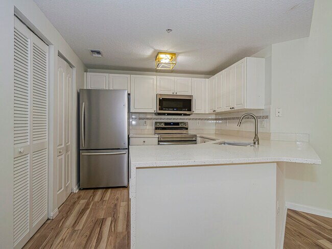 Building Photo - 5095 Fairways Cir