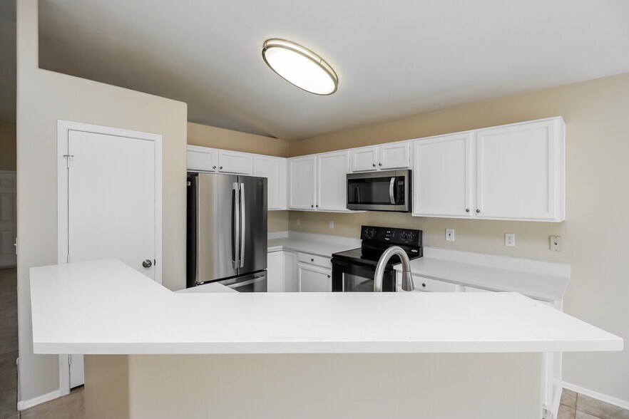 Building Photo - 495 W Scott Ave