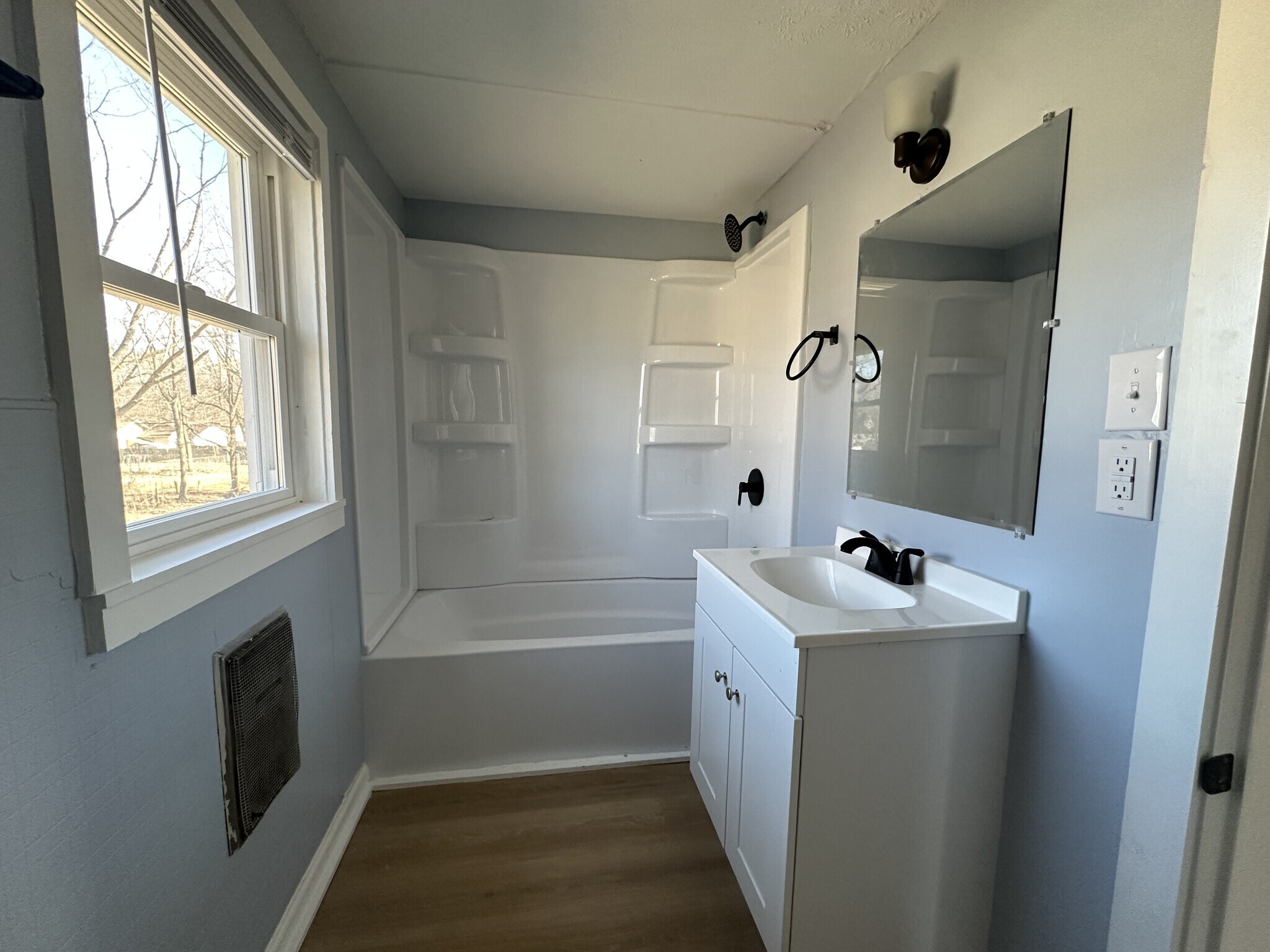 Building Photo - 1105 Queen St