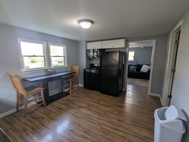Building Photo - Beautifully renovated 3 bedroom furnished ...