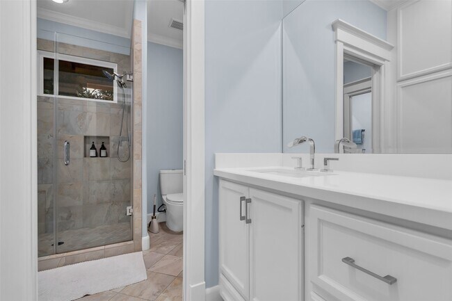 Building Photo - 340 W 17th St