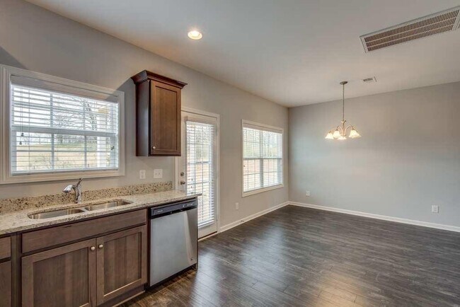 Building Photo - Fairview Station - Beautiful 4 / 2.5 - FENCED!